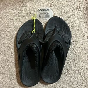 Men’s 7 women’s 9 Oofas flip flops